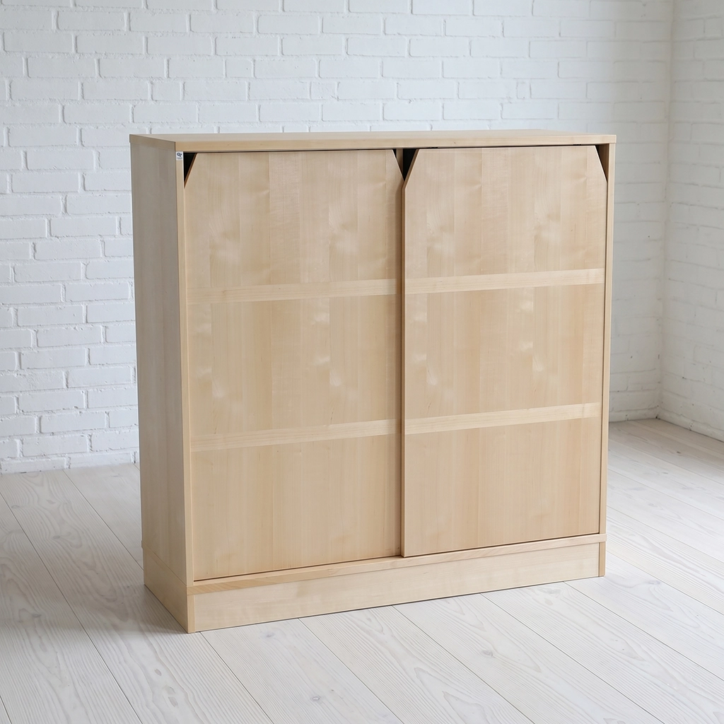 Skjutdörrskåp 120 i björkfanér, höjd 122 cm från SA Möbler