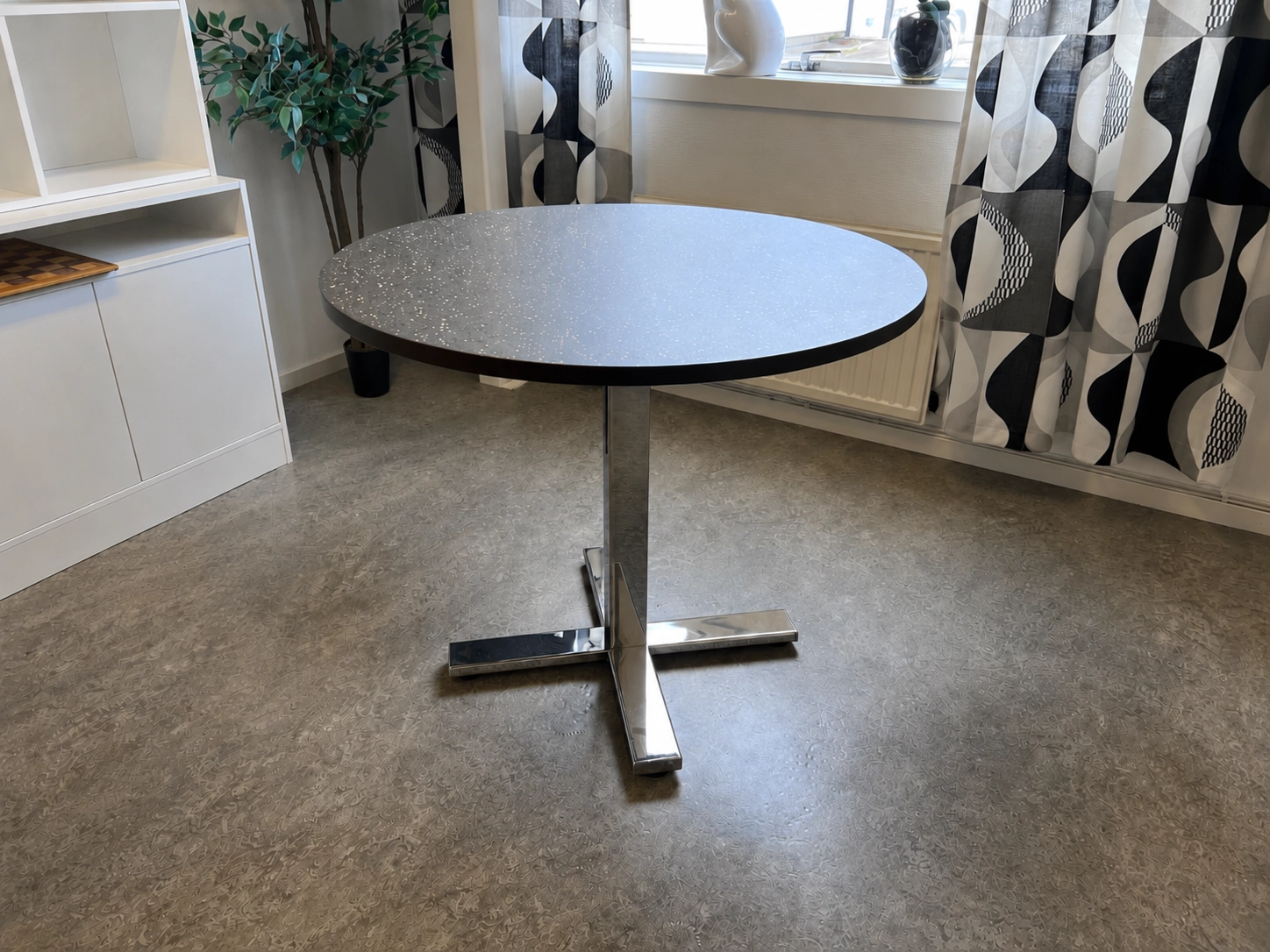 Runt bord 90 cm – unik laminatskiva från SA Möbler