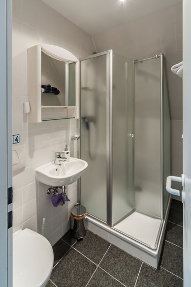 Badezimmer mit Dusche