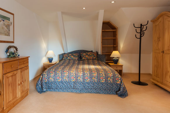 Schlafzimmer mit Kommode