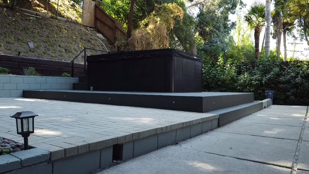 Custom Trex Deck, Pavers, Wall & Custom Railing