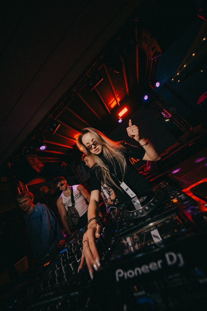 DJ