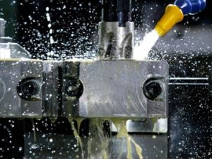 Milling operation with metalworking fluid