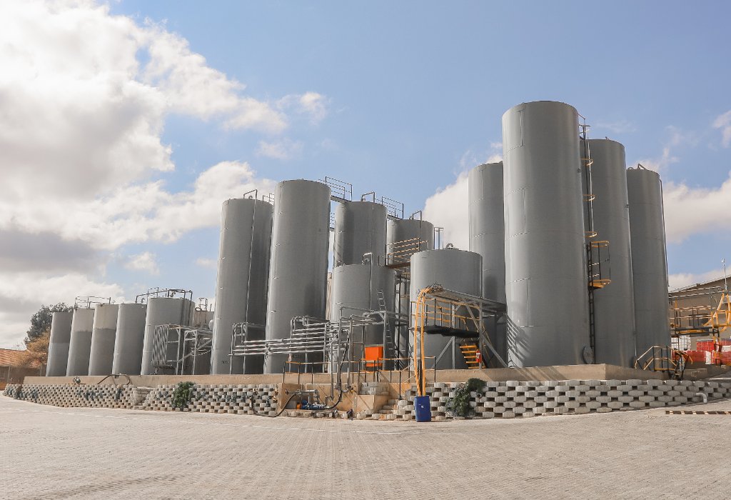 Industrial lubricant storage tanks