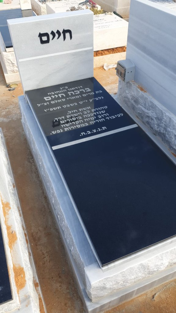 אומן מנוסה עובד על אבן מצבה