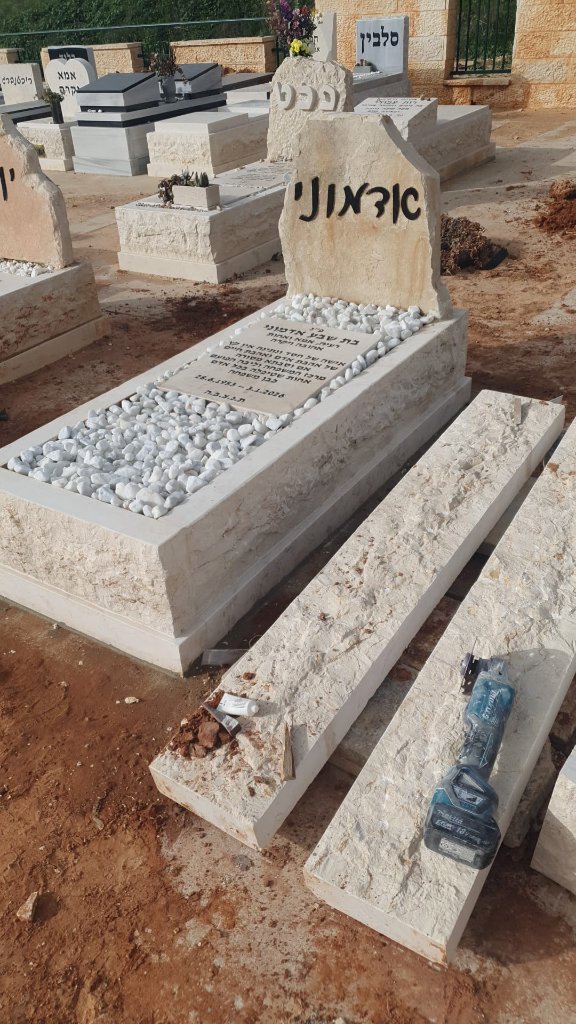 שורת מצבות גרניט שחור בבית עלמין