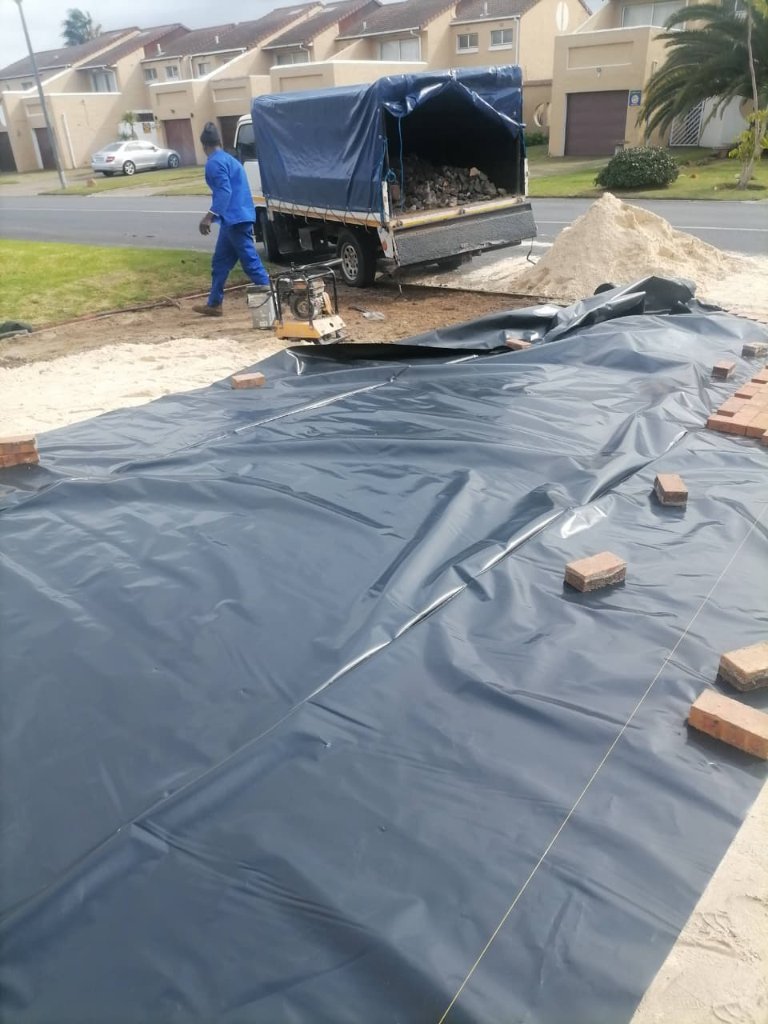 Paving installation with geotextile membrane and bricks