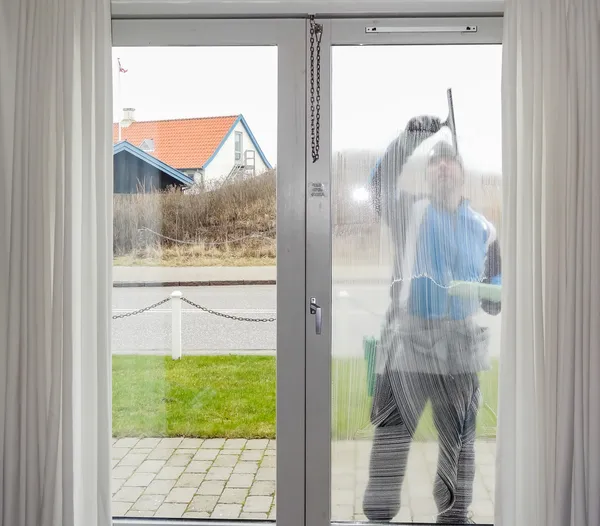 Vinduespudsning på hus udefra