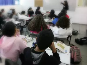 נערה שהוצאה מהשיעור והוכתה תובעת את משרד החינוך