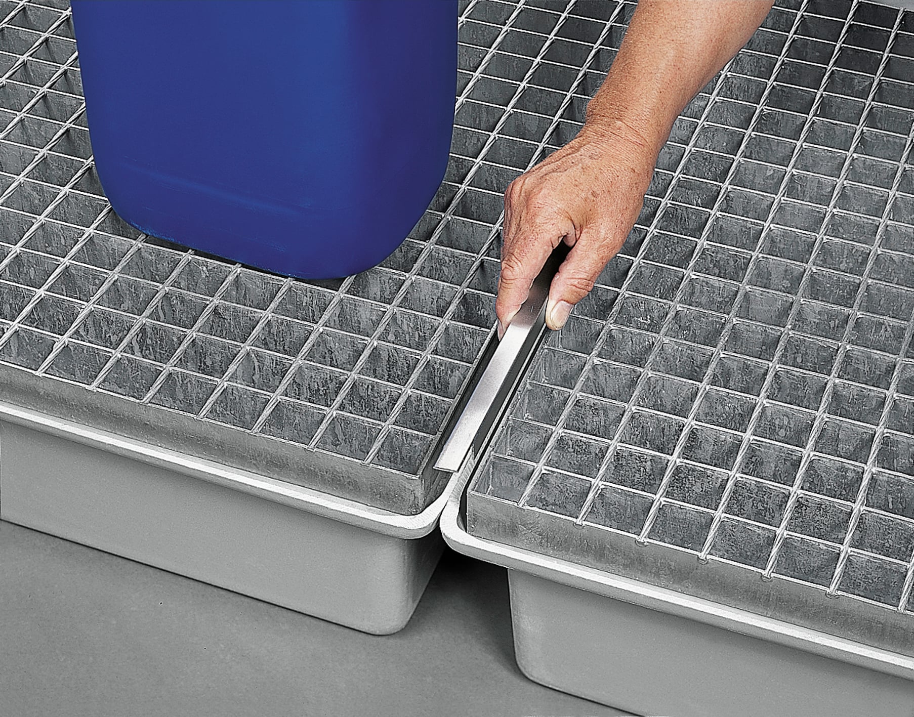 Adjoining covering strip long GRP sump pallets 220/2, 220/4