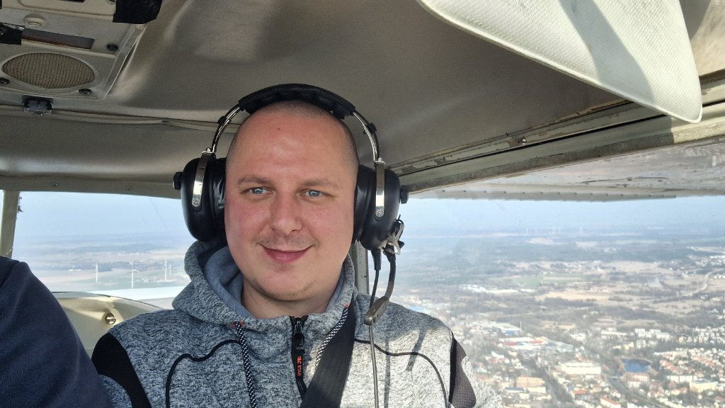 Lot widokowy - pilot i pasażer w kokpicie