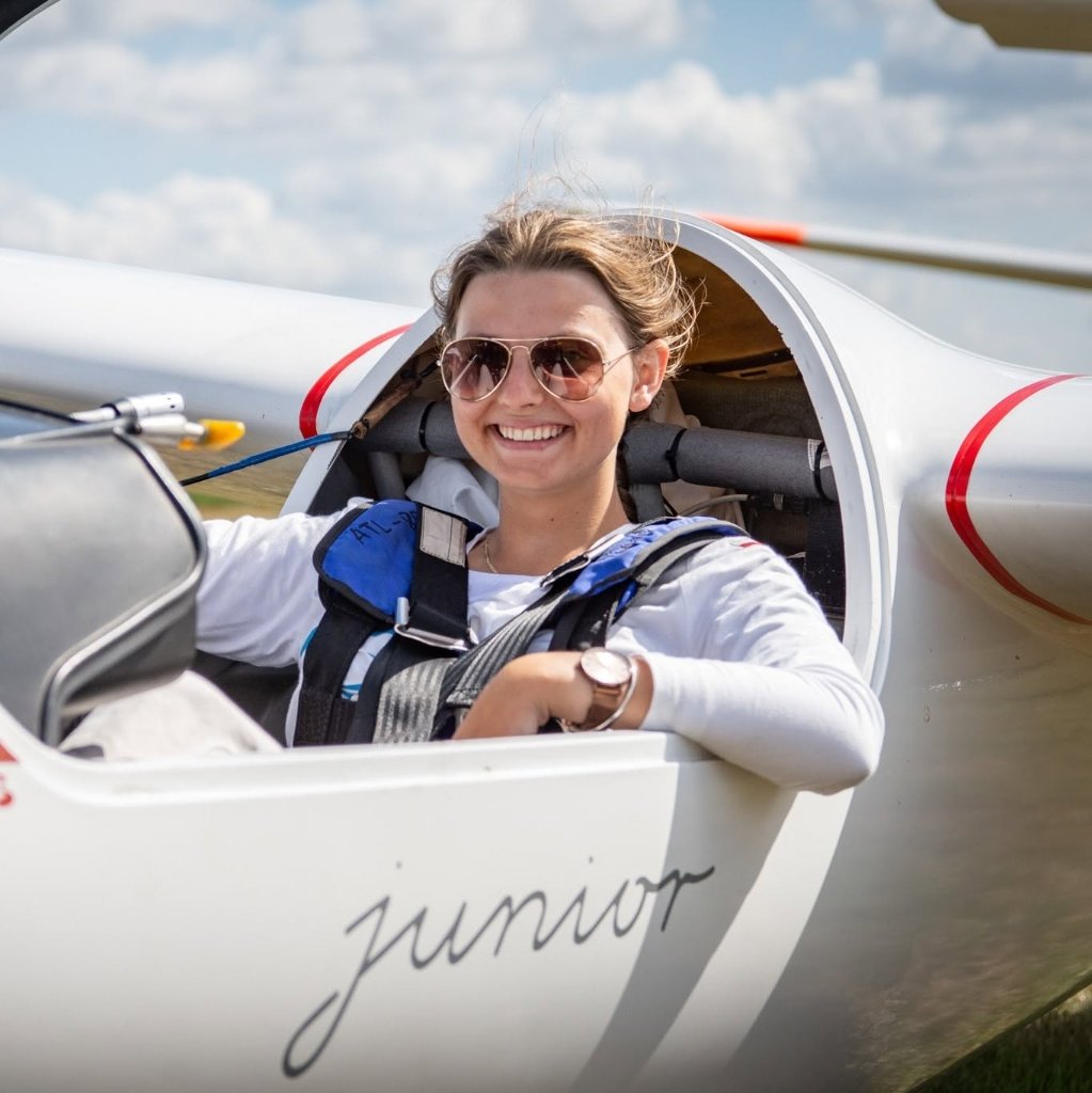 Pilotka w kabinie szybowca Junior
