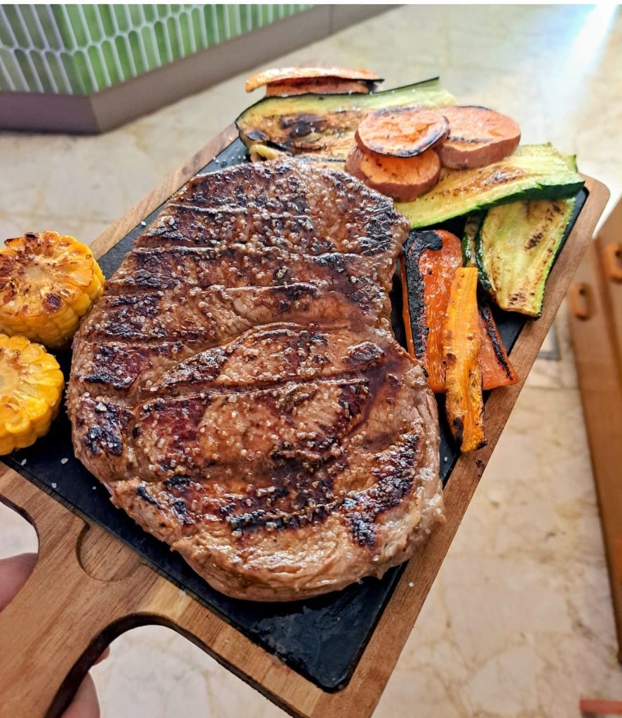Carne al plato con verduras asadas en Palta Grill