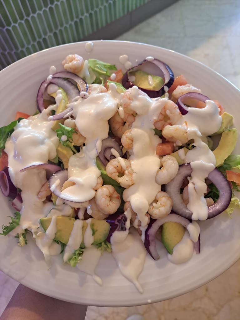Ensalada de gambas con aguacate, cebolla morada y mayo al limón en Palta Grill