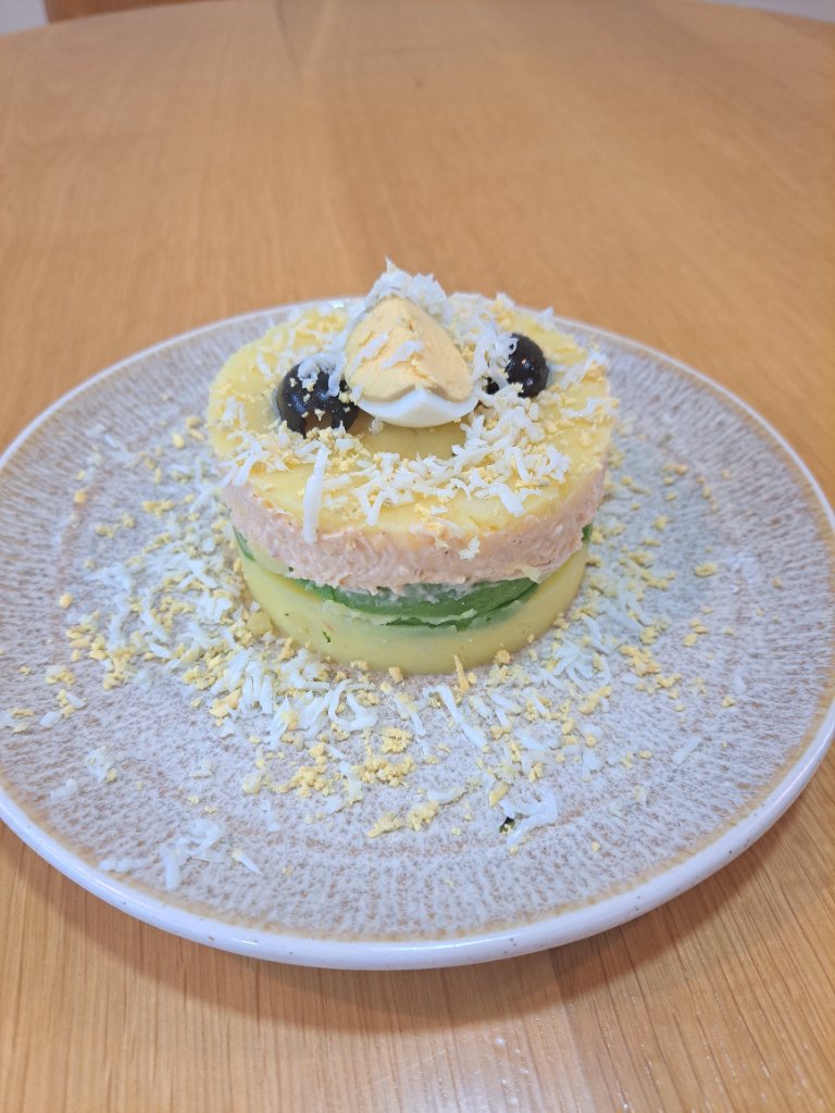 Causa valenciana con atún, aguacate, patata y huevo duro en Palta Grill