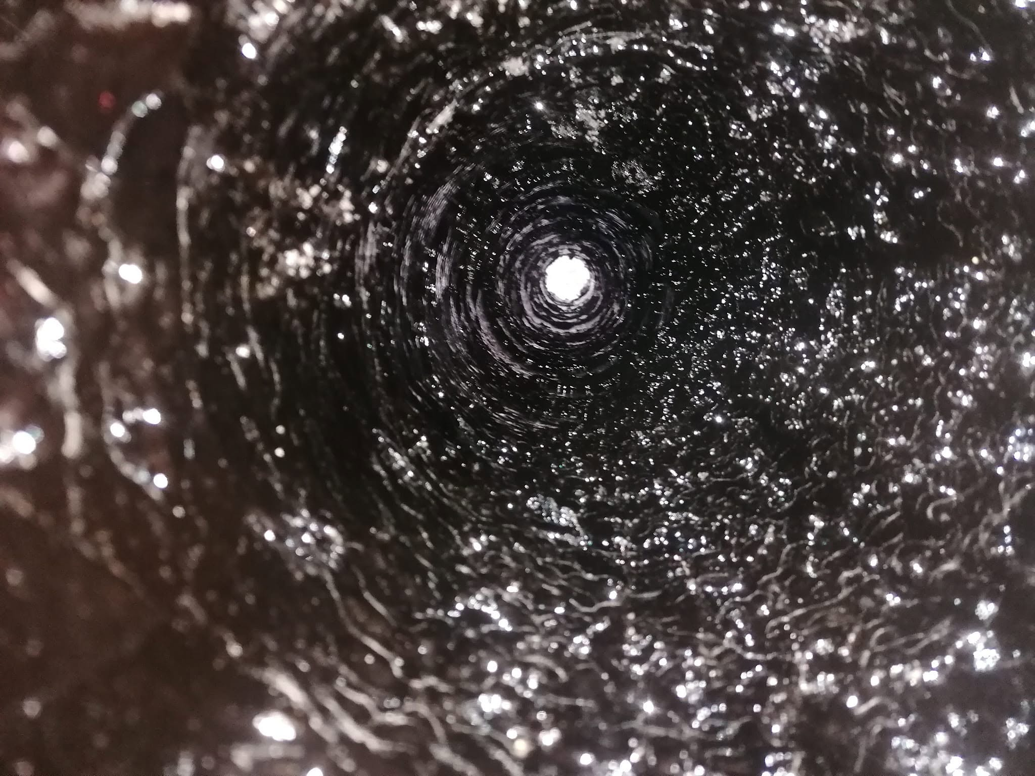 Unutrašnjost dimnjaka — pogled prema vrhu