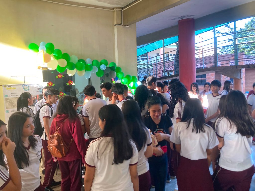 Estudiantes reunidos en el stand de LAREV durante la SeCien 2026