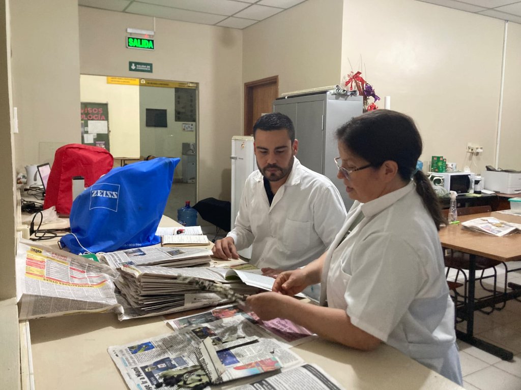 Investigadores trabajando en el laboratorio