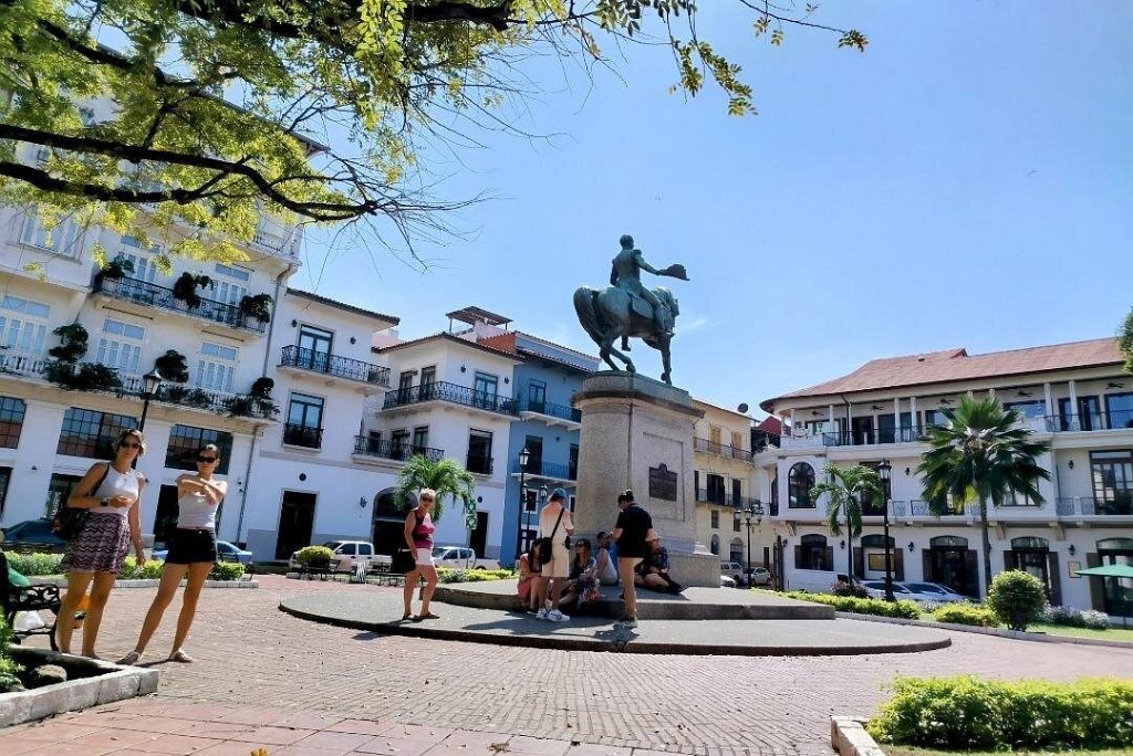Plaza de Francia at golden hour