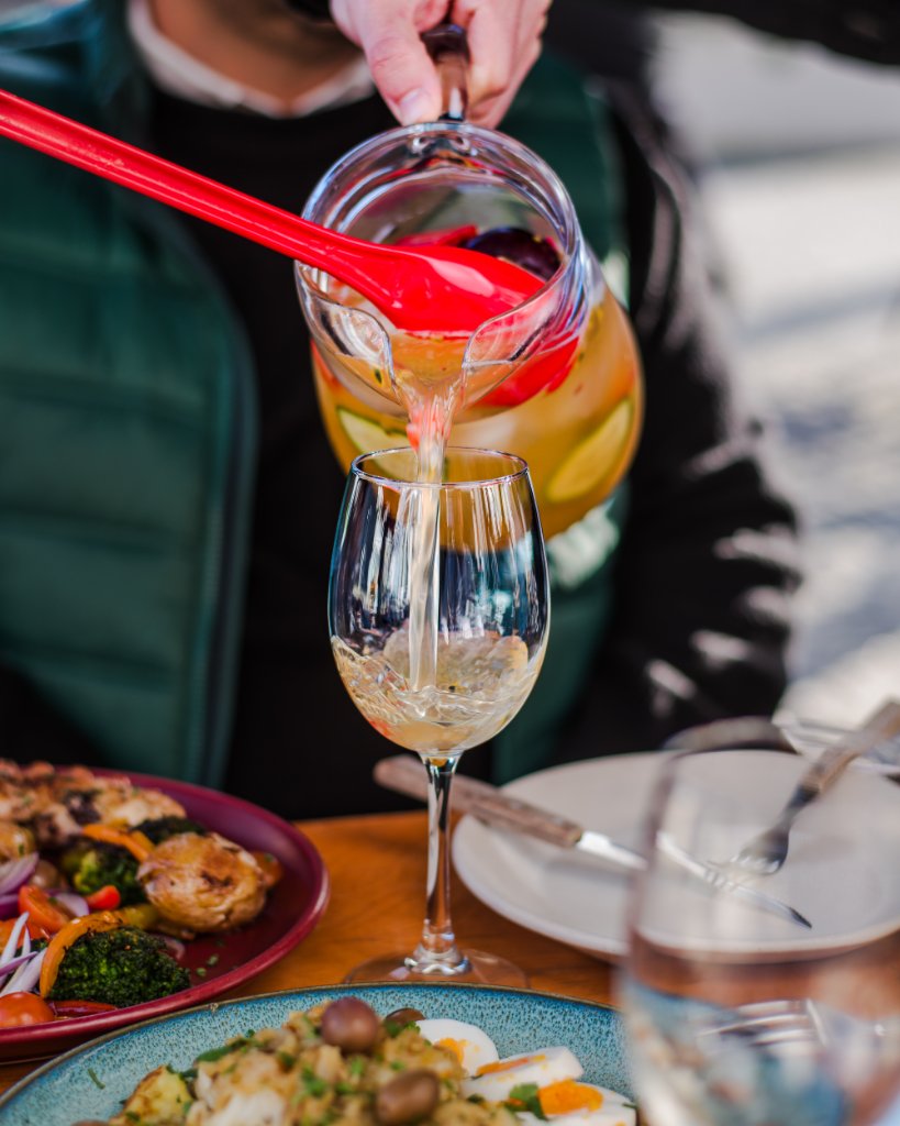 Sangria a ser servida