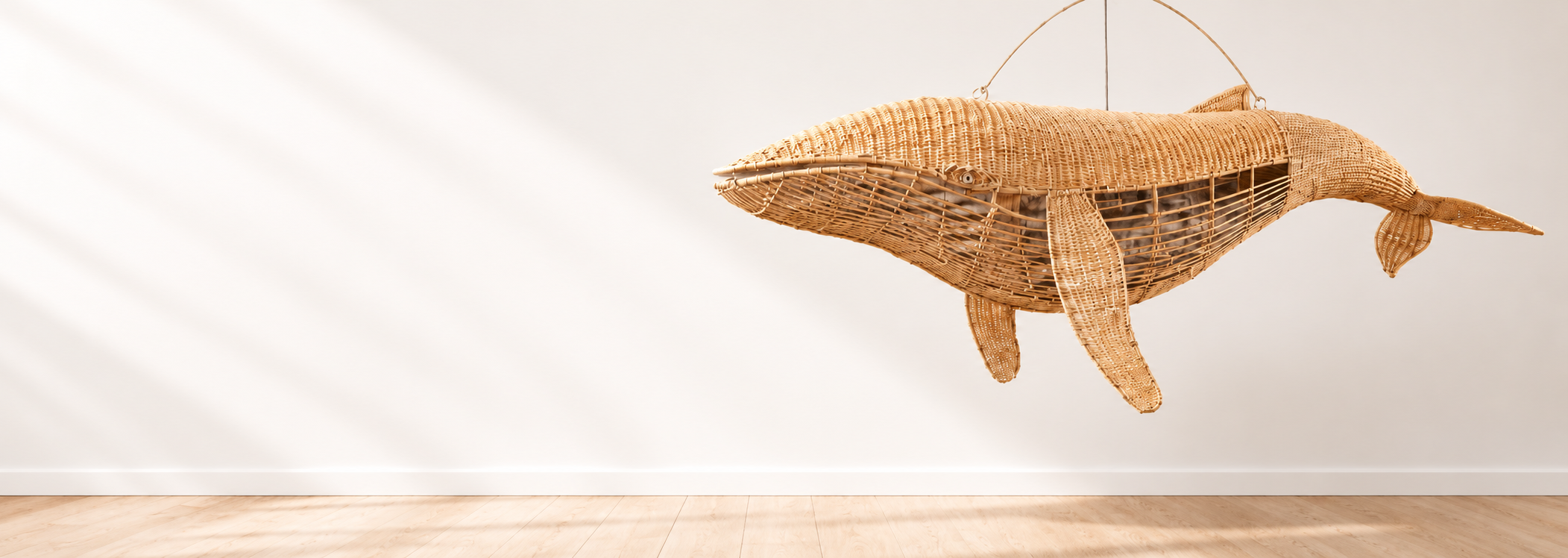 Escultura de ballena tejida en mimbre