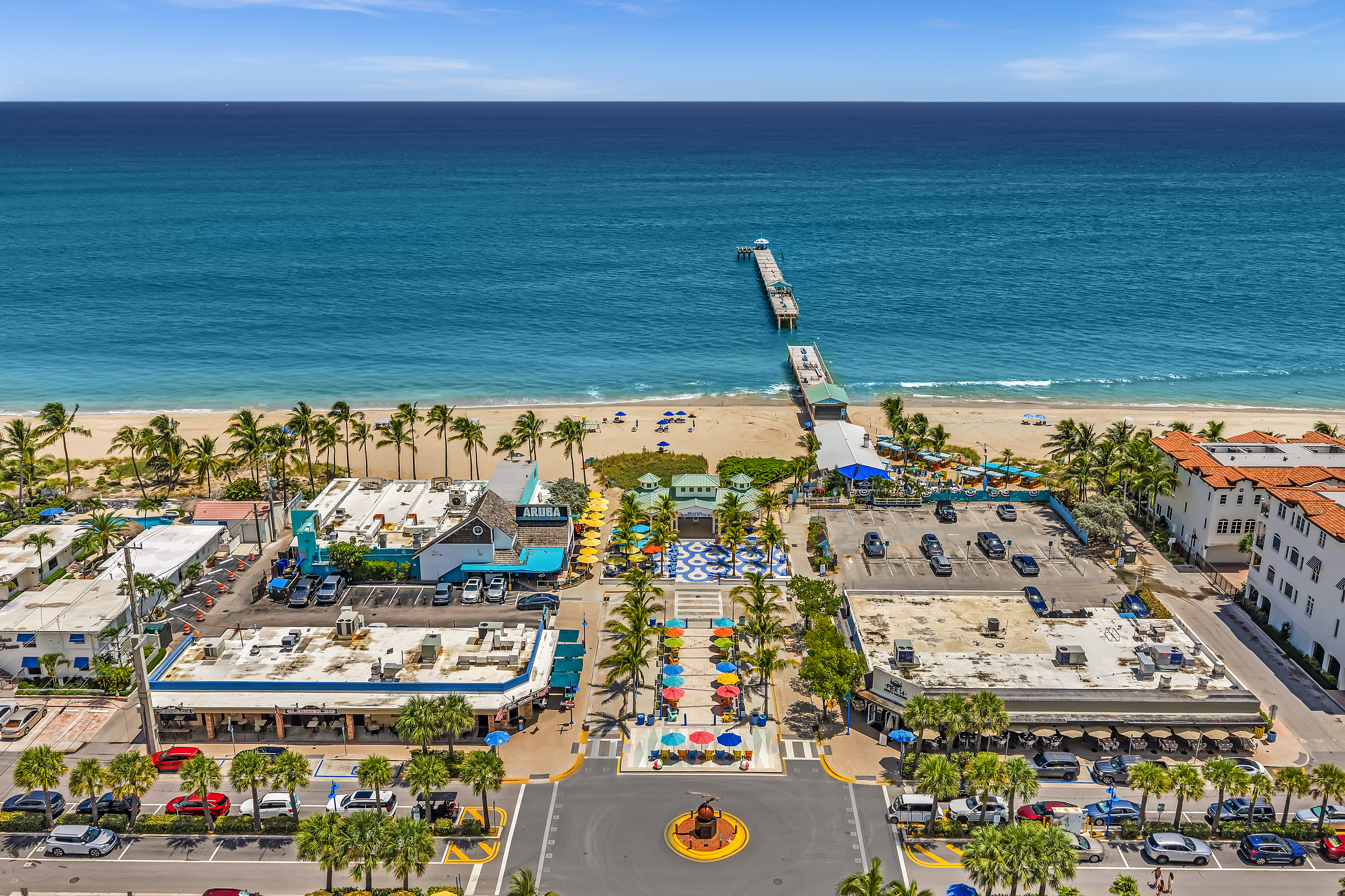 Lauderdale-by-the-Sea — Beachfront village and fishing pier from above