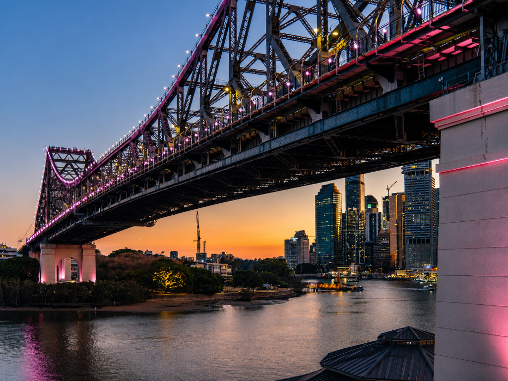 Brisbane Story Bridge at sunset — Melbourne & Sydney to Brisbane strategic relocation guide