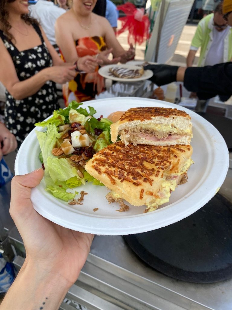 Panini gourmet con ensalada en evento