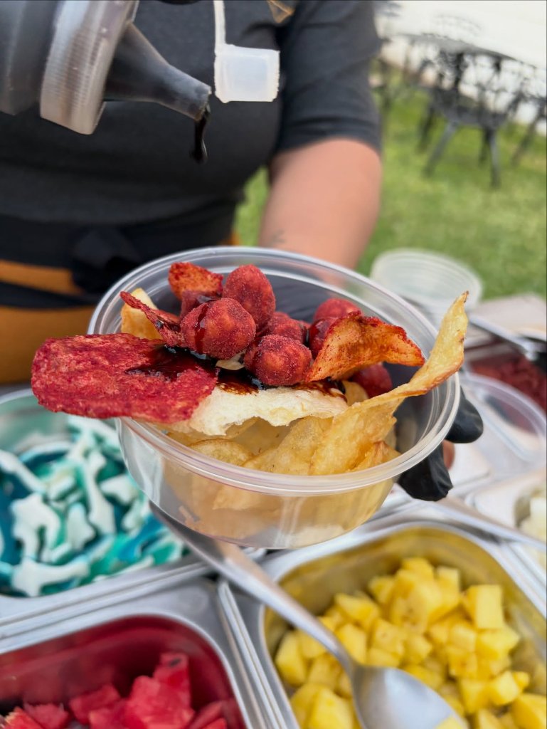 Copa de frituras con chamoy preparada al momento
