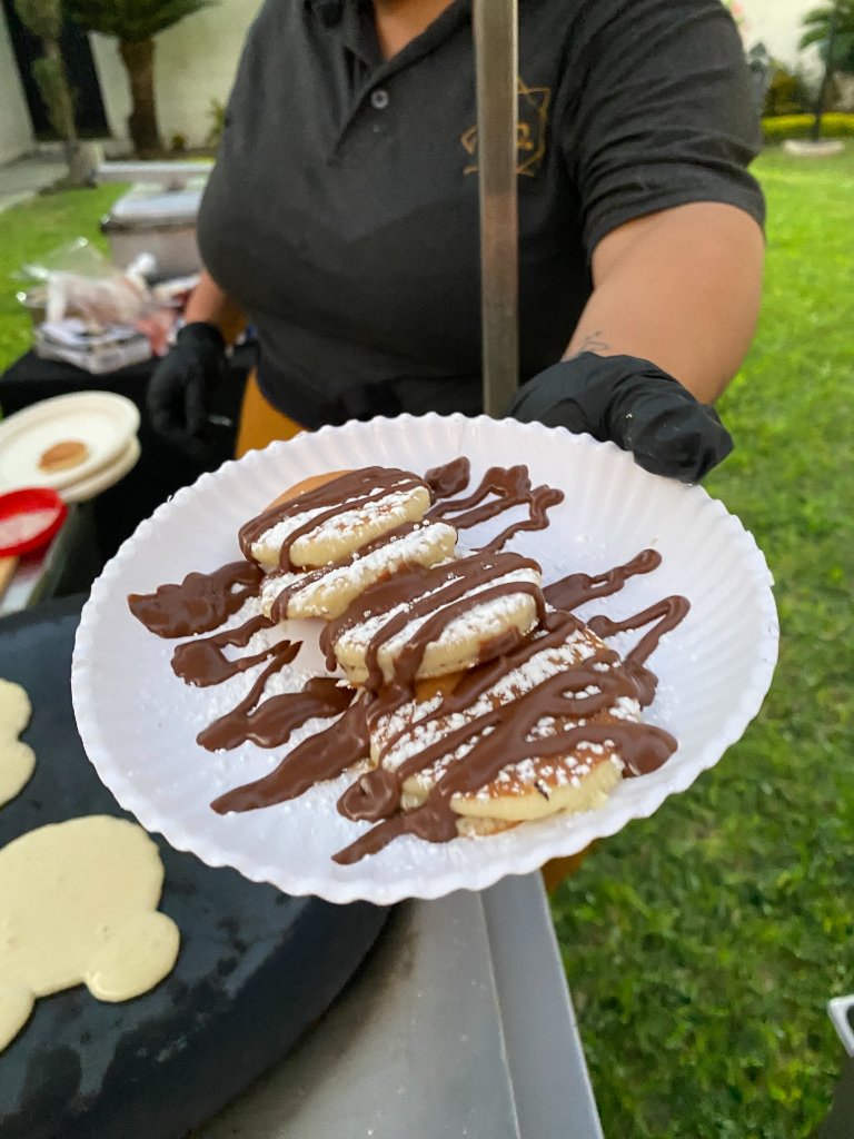 Bocadillos dulces con chocolate presentados en plato