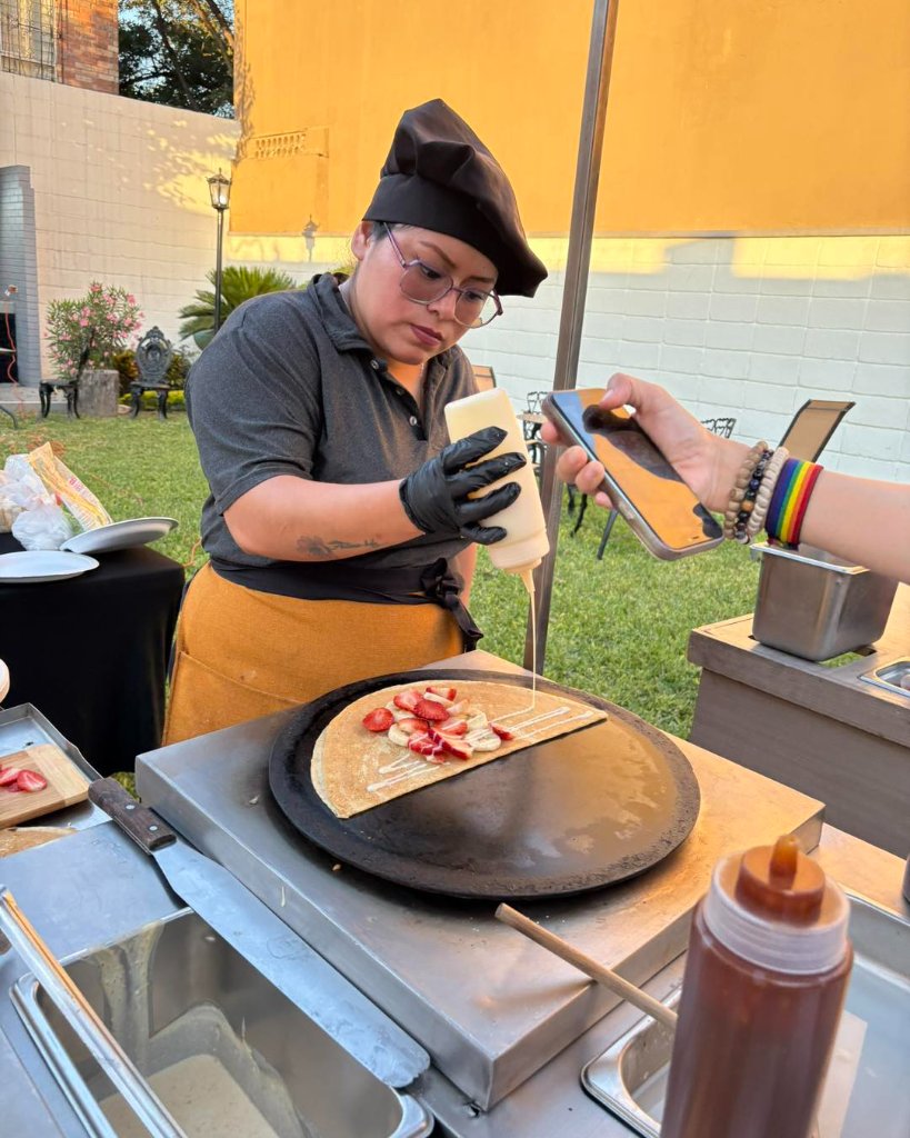 Chef preparando crepa con fresas al momento