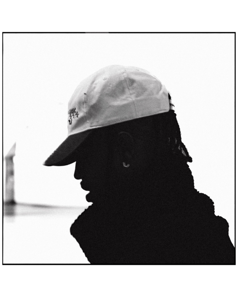 Artista de perfil con gorra