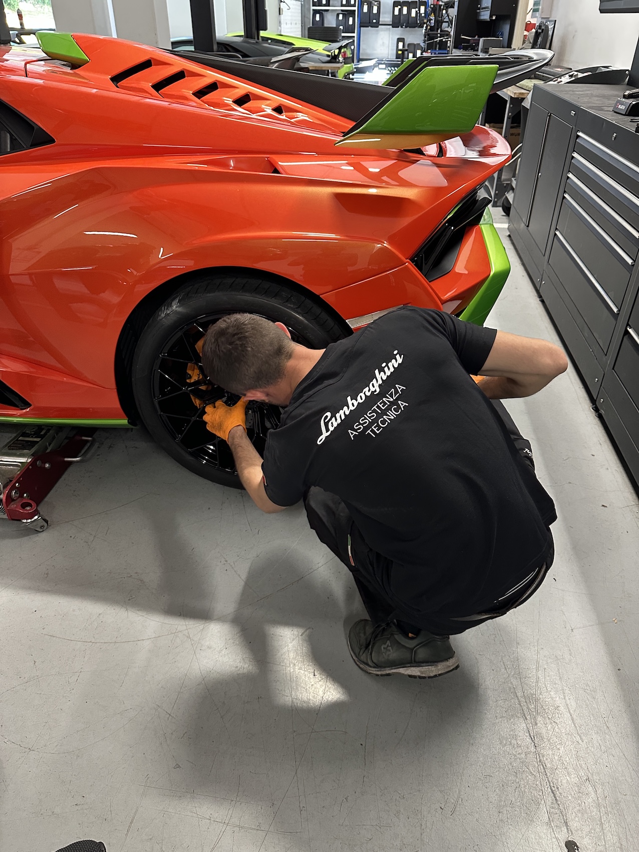 Intervention sur roue arrière — assistance technique atelier