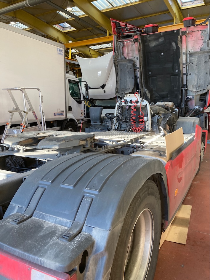 Poids-lourd en atelier de maintenance