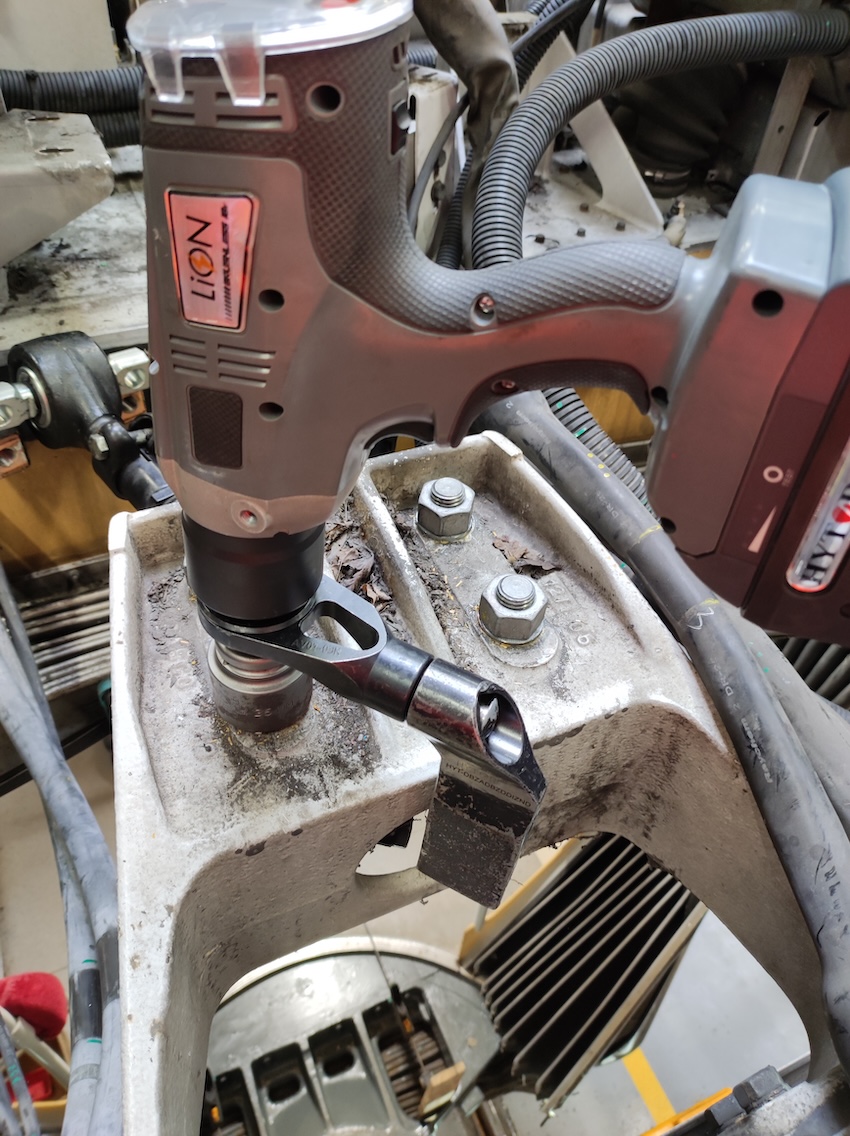 Visseuse dynamométrique HYTORC LION en serrage sur assemblage industriel