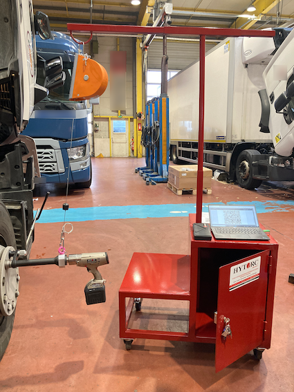 Kart HYTORC équipé avec potence, équilibreur et visseuse LST — atelier PL