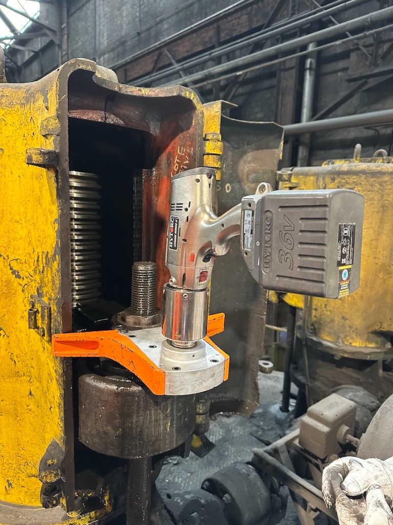 Serrage dynamométrique HYTORC avec cartouche offset en atelier industriel