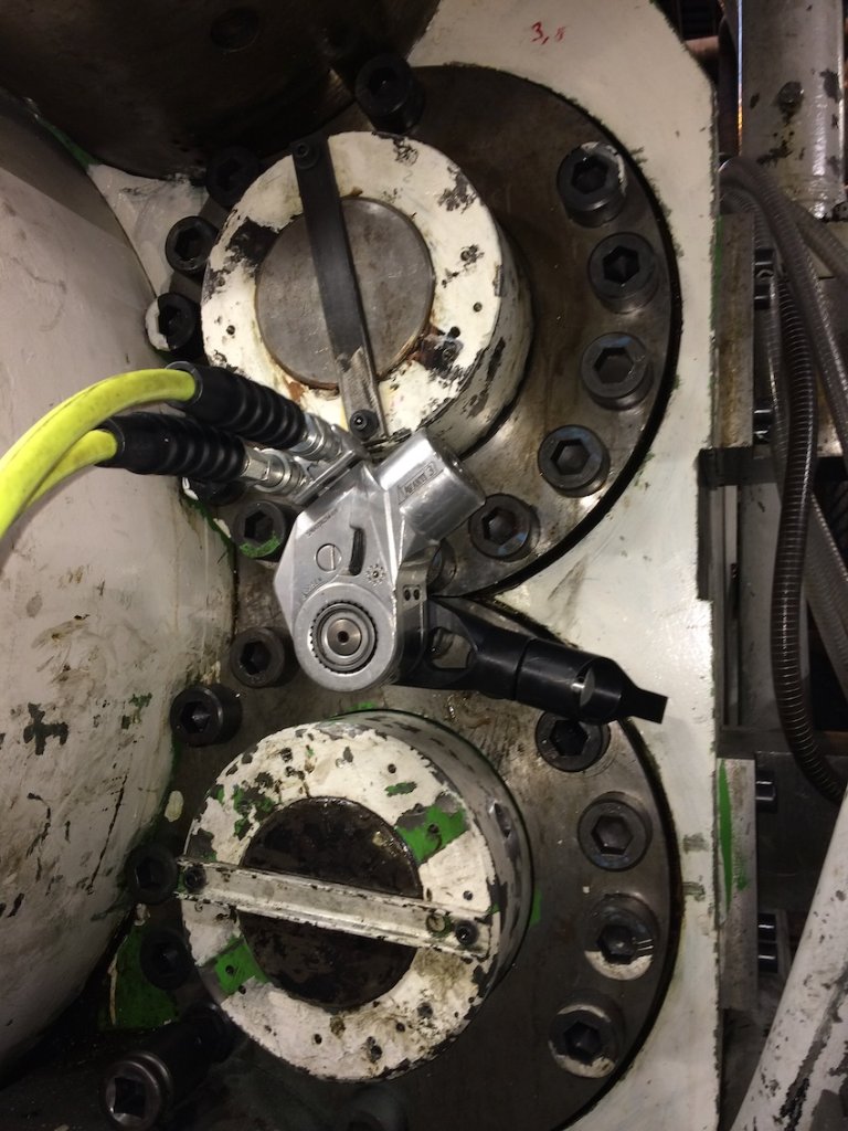 Clé hydraulique HYTORC en intervention industrielle