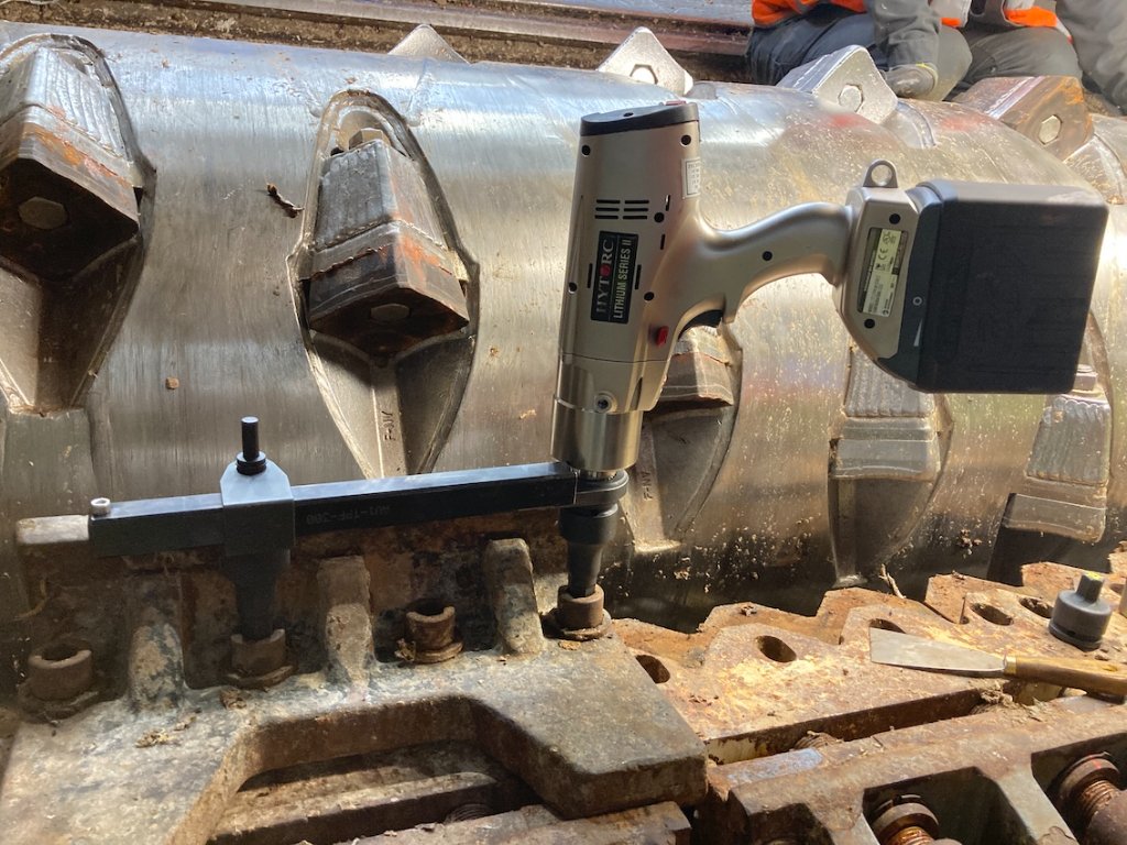 Bras de réaction HYTORC TPF sur chenille d'engin — visseuse LST sur bogie ferroviaire