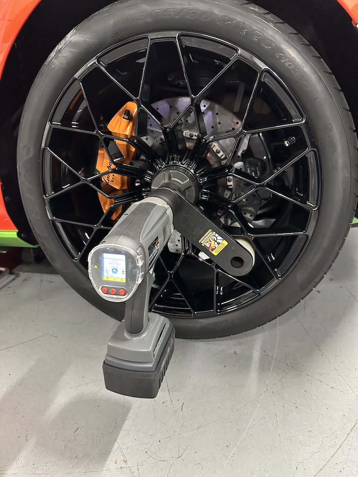 Serrage écrou Center Lock — consigne 600 Nm sur jante Lamborghini