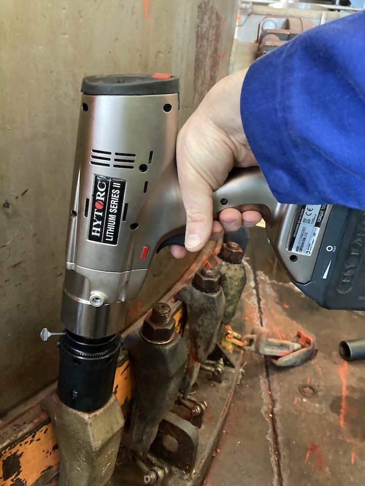Module d'entraînement HYTORC monté sur visseuse LST Lithium Series II en atelier