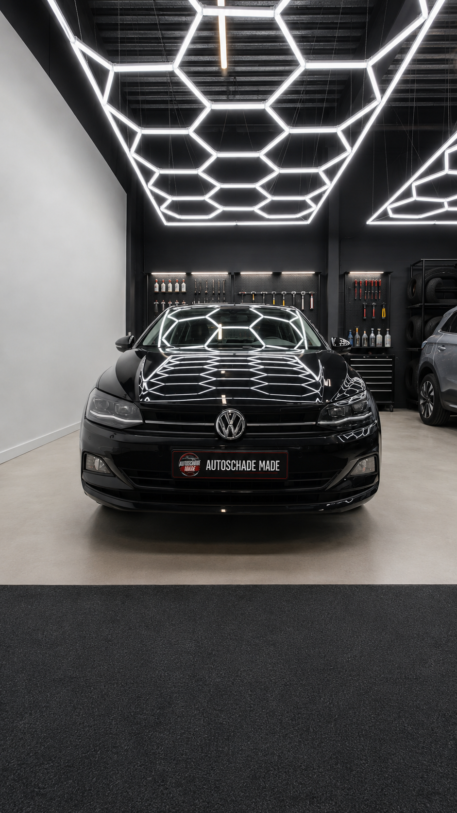 Werkplaats van Autoschade Made met een Volkswagen klaar voor schadeherstel