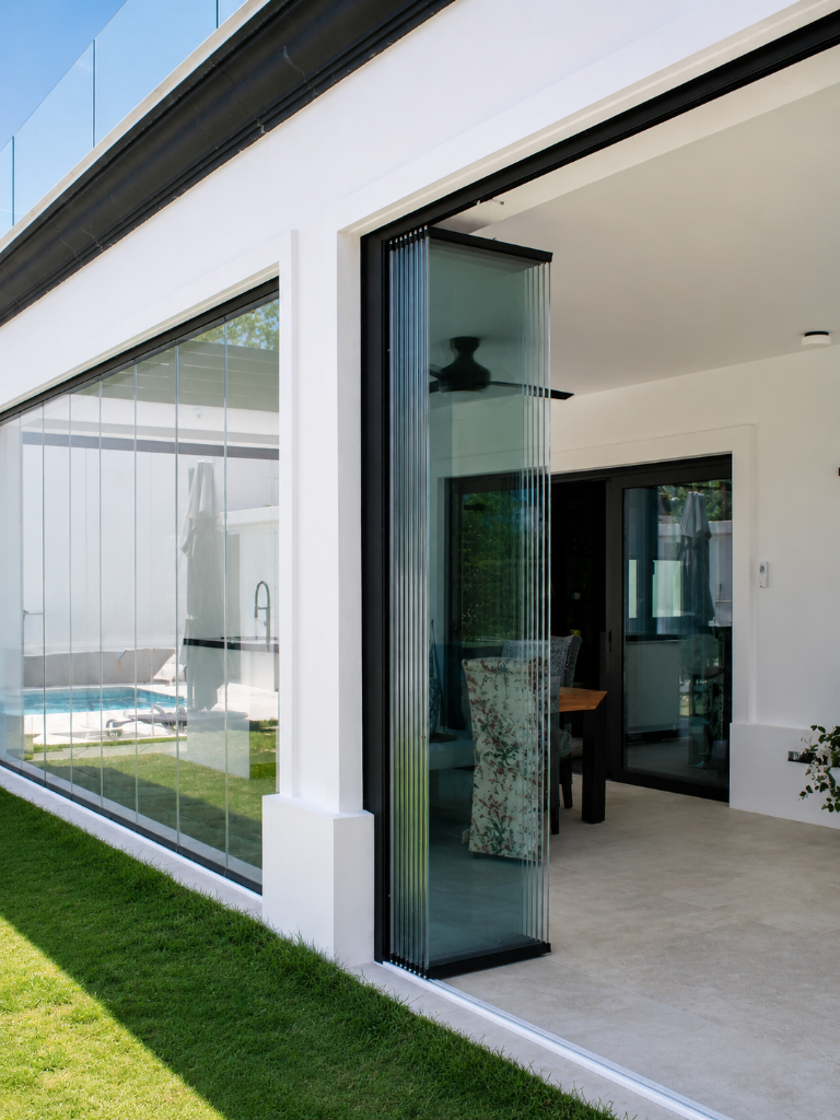 Terraza premium con acristalamiento y vistas al Mediterráneo