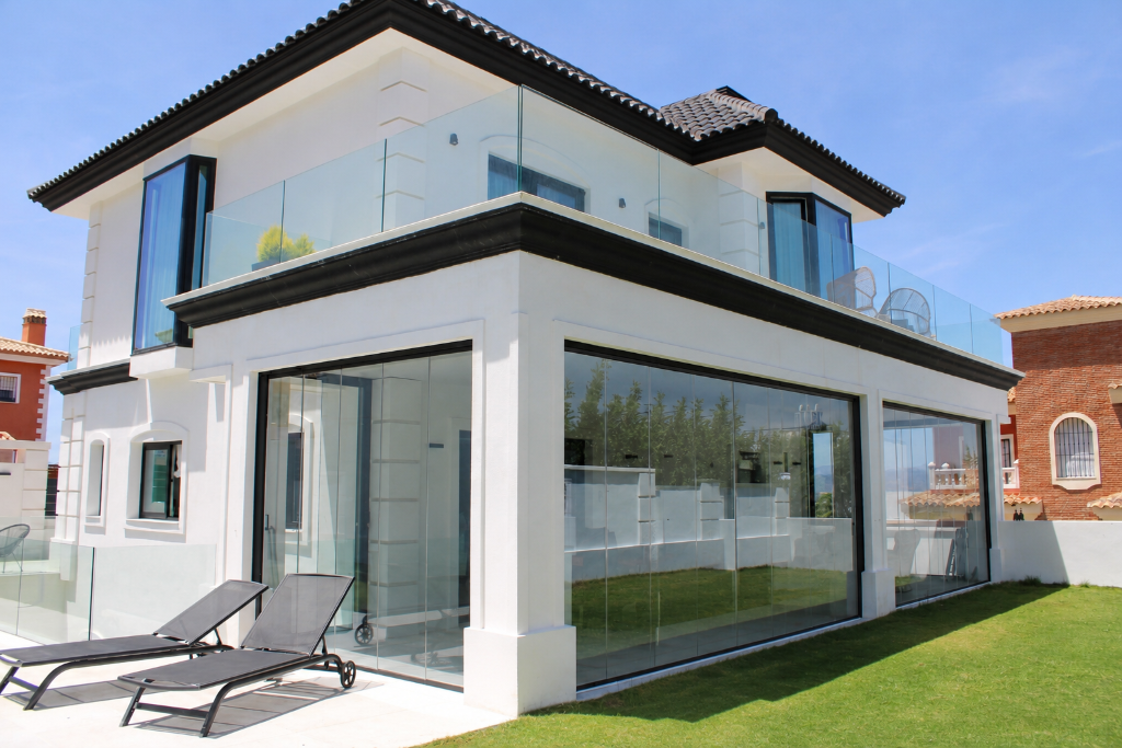 Villa mediterránea acristalada