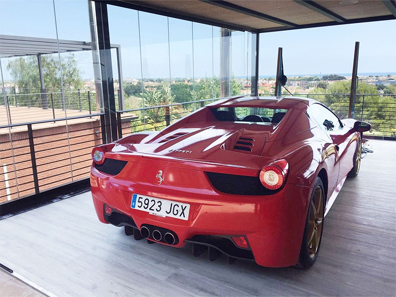 Ferrari en garaje acristalado