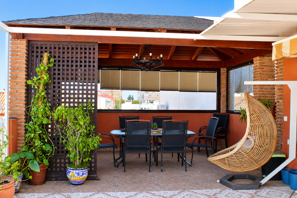 Terraza con pérgola acristalada
