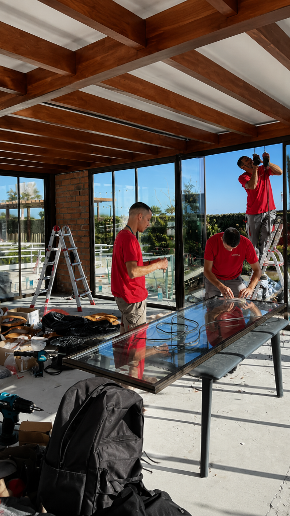 Equipo profesional CLAROFLEX realizando instalación