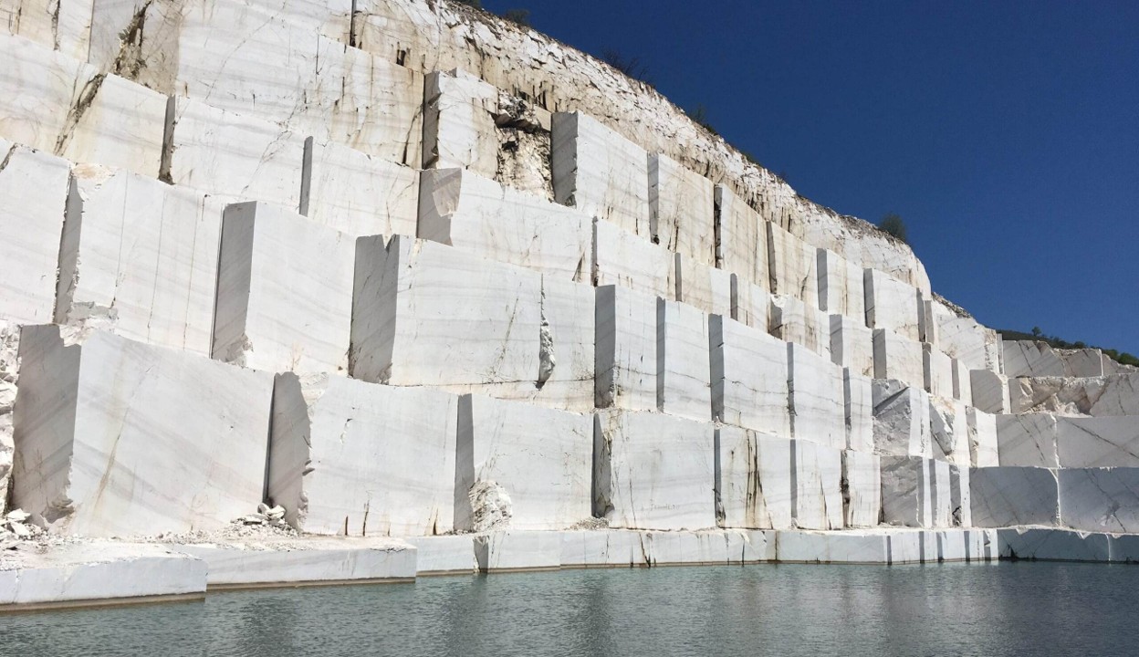 Cantera de mármol blanco — origen de los materiales premium para diseño de interiores de lujo