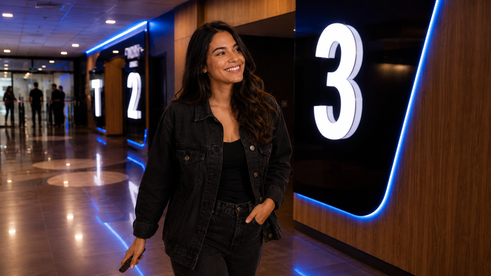 Creator sorrindo com gimbal em ambiente de cinema