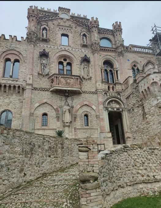 I Segreti del Castello Della Monica — Il sogno neogotico di un pittore